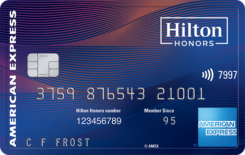 Imagen de la tarjeta The Hilton Honors American Express Business Card. La imagen muestra la tarjeta en primer plano, resaltando su diseño distintivo de color azul con rayas curvas y el logotipo de Wyndham Rewards.