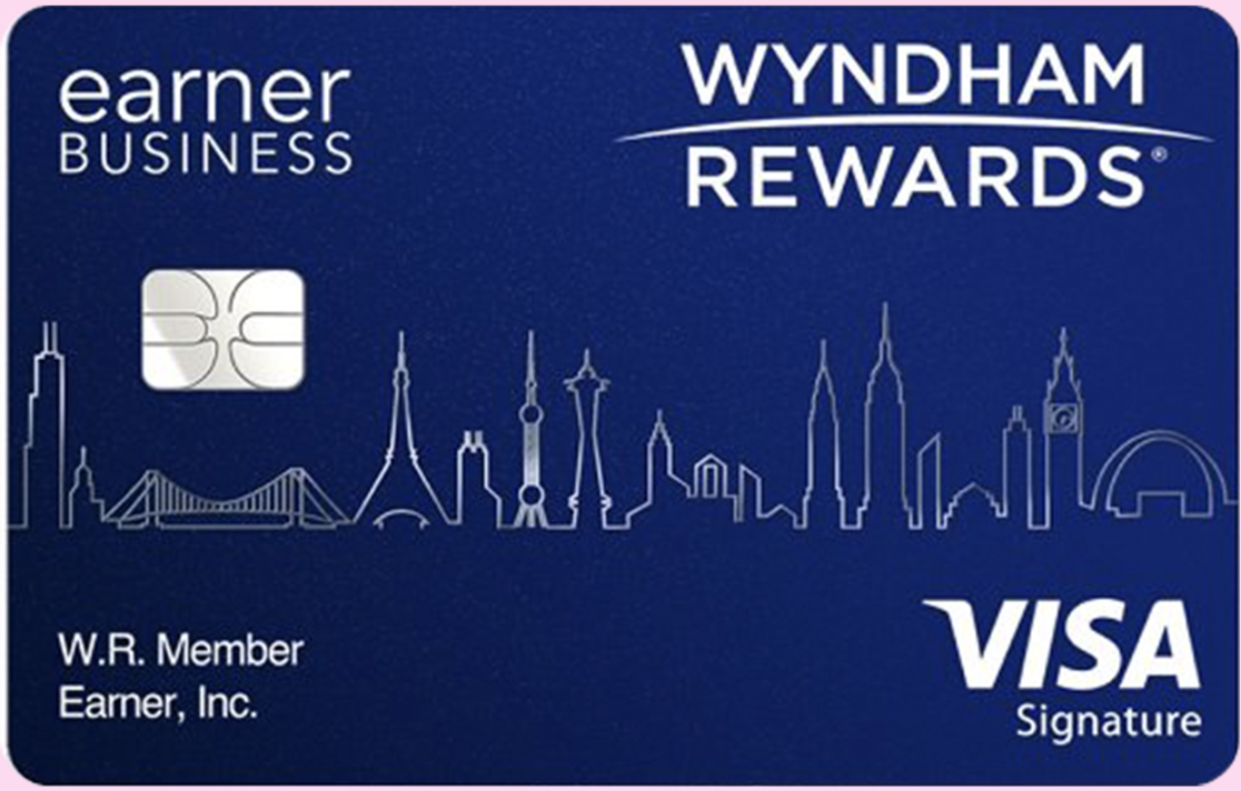 Imagen de la tarjeta Wyndham Rewards Earner® Business Card. La imagen muestra la tarjeta en primer plano, resaltando su diseño distintivo de color azul con las distintas edificaciones destacadas de ciertos países y el logotipo de Wyndham Rewards.